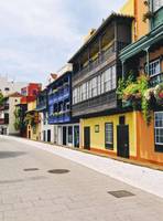 Straße mit bunten Häusern und Pflanzen in Santa Cruz de la Palma auf La Palma