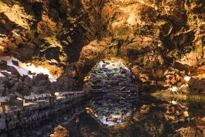 Lavahöhle auf Lanzarote mit Spiegelung im Wasser und indrekter Beleuchtung