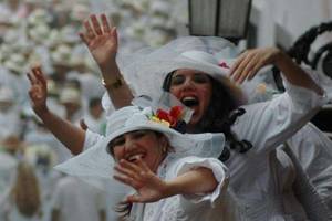 in weiß gekleidete Frauen auf dem Dorffest Los Indianos auf La Palma